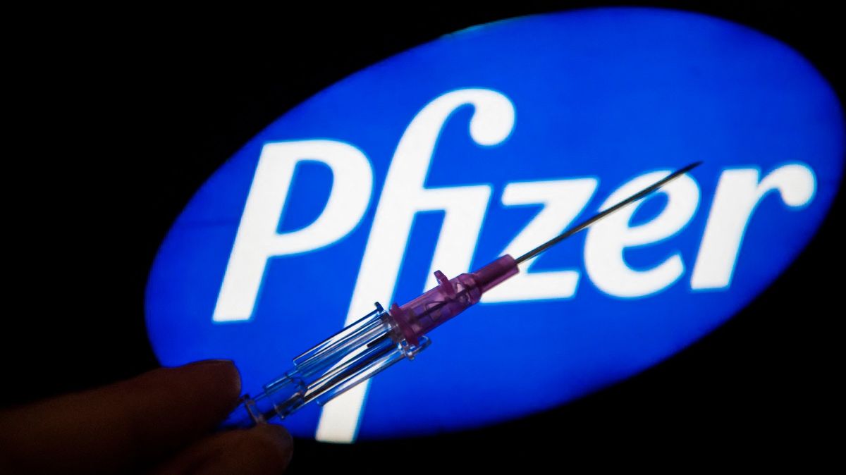 Pfizer vydal studii o efektivitě 3. dávky. Británie ji chce urychlit